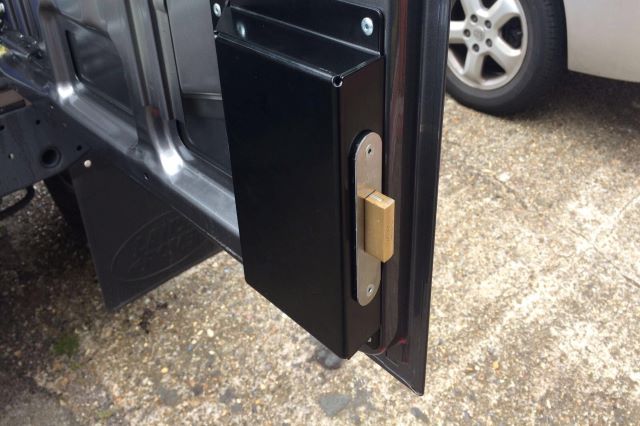 Land Rover Defender L4V Security Deadlock