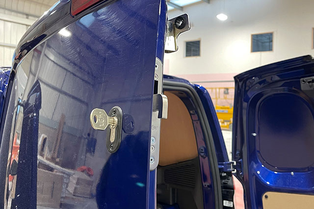 Ford Courier 2014 Deadlock
