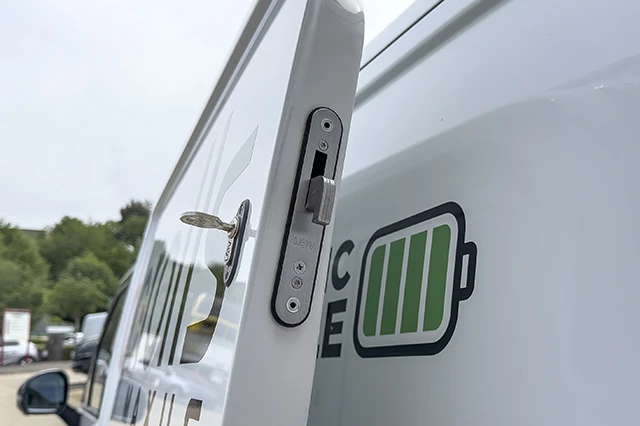 Maxus eDeliver 7 Hook Lock